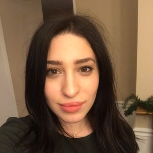 Meet your Posher, Adrienne